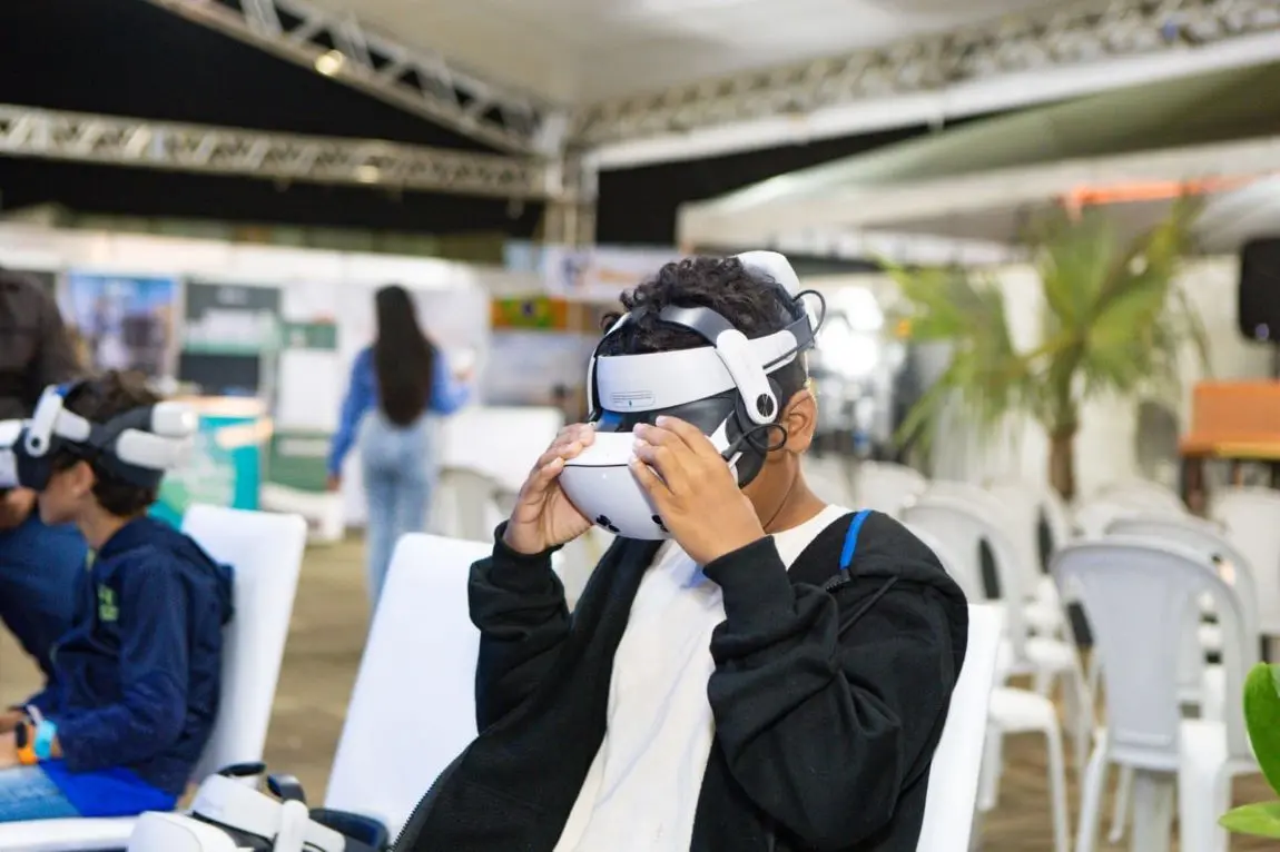 Estudante usando óculos de realidade virtual