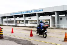 Candidato realiza exame prático de direção em pista do Detran RJ
