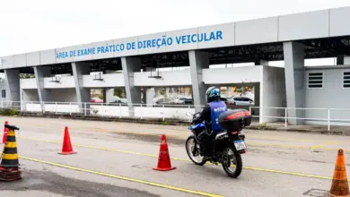 Candidato realiza exame prático de direção em pista do Detran RJ