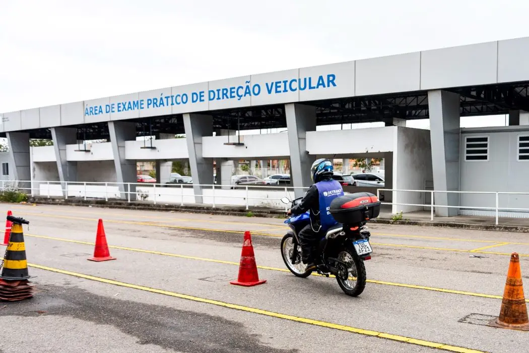 Candidato realiza exame prático de direção em pista do Detran RJ
