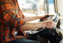 Motorista ao volante de um caminhão