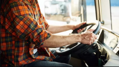 Motorista ao volante de um caminhão