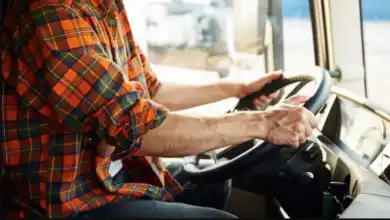 Motorista ao volante de um caminhão