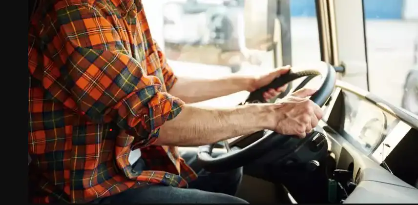 Motorista ao volante de um caminhão