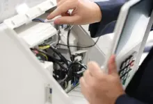 Técnicos do TRE-RJ apresentam a estrutura interna da urna eletrônica