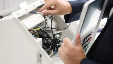 Técnicos do TRE-RJ apresentam a estrutura interna da urna eletrônica