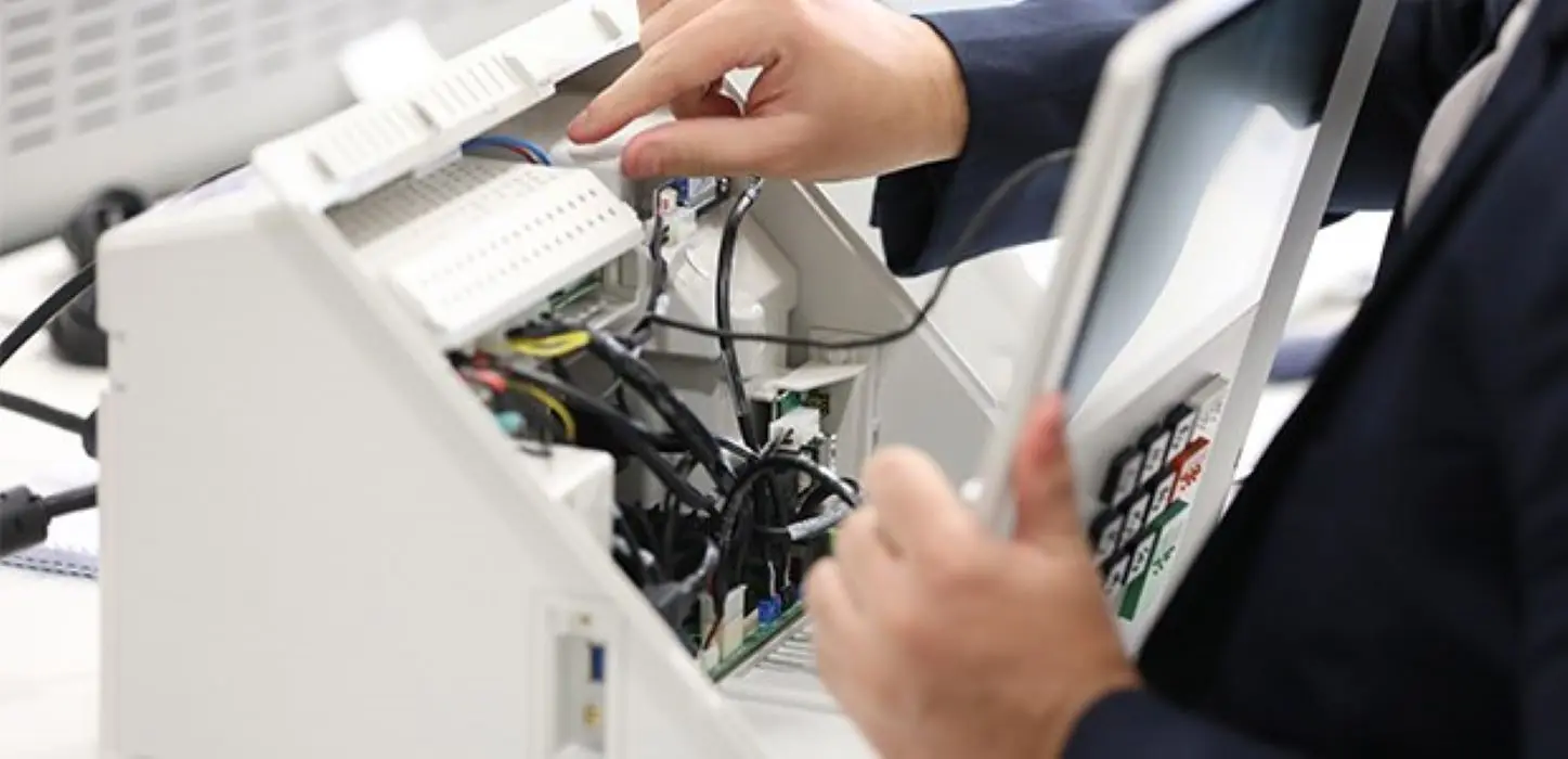 Técnicos do TRE-RJ apresentam a estrutura interna da urna eletrônica