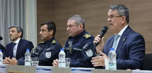 Presidente do TRE-RJ, Claudio de Mello Tavares, e o comandante-geral da PMERJ, coronel Sylvio Guerra