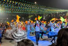 Quadrilhas juninas se apresentam em Campo Grande durante etapa do Concurso Arraiá Junino 2026, que vale vaga na grande final da Praça da Apoteose.