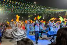Quadrilhas juninas se apresentam em Campo Grande durante etapa do Concurso Arraiá Junino 2026, que vale vaga na grande final da Praça da Apoteose.
