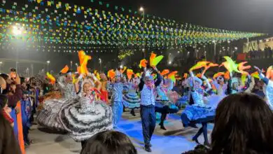 Quadrilhas juninas se apresentam em Campo Grande durante etapa do Concurso Arraiá Junino 2026, que vale vaga na grande final da Praça da Apoteose.