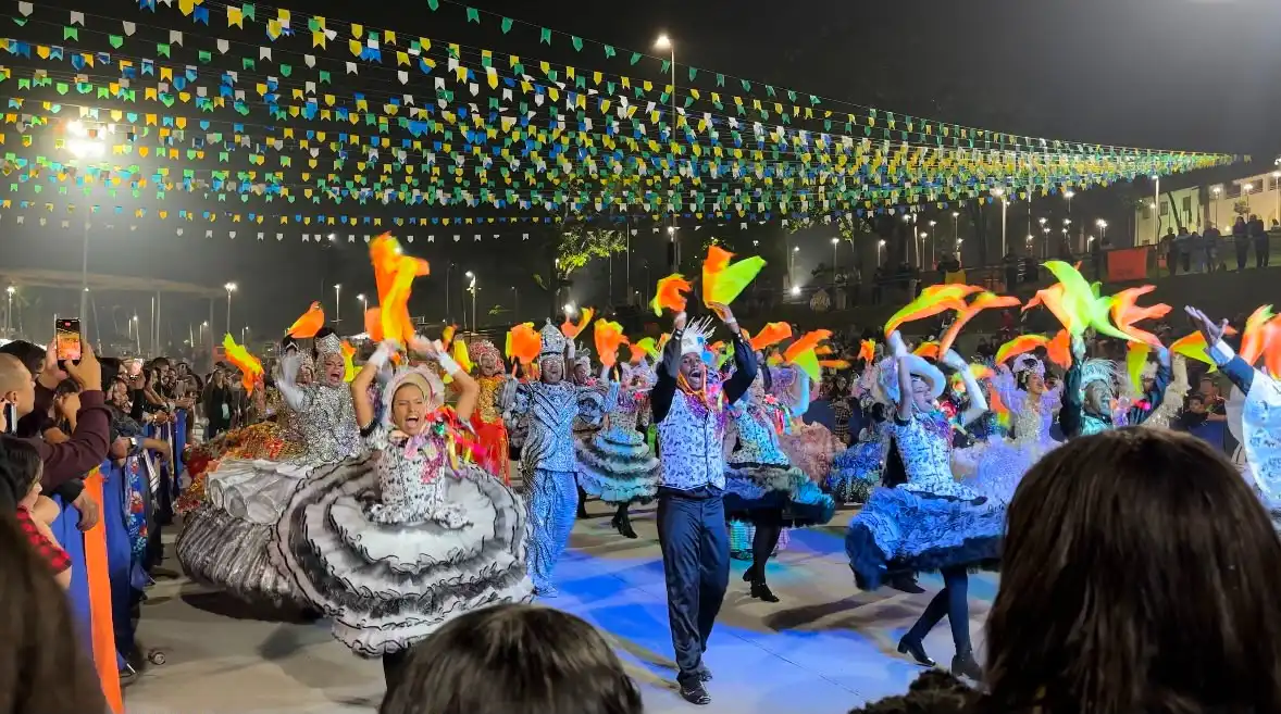 Quadrilhas juninas se apresentam em Campo Grande durante etapa do Concurso Arraiá Junino 2026, que vale vaga na grande final da Praça da Apoteose.