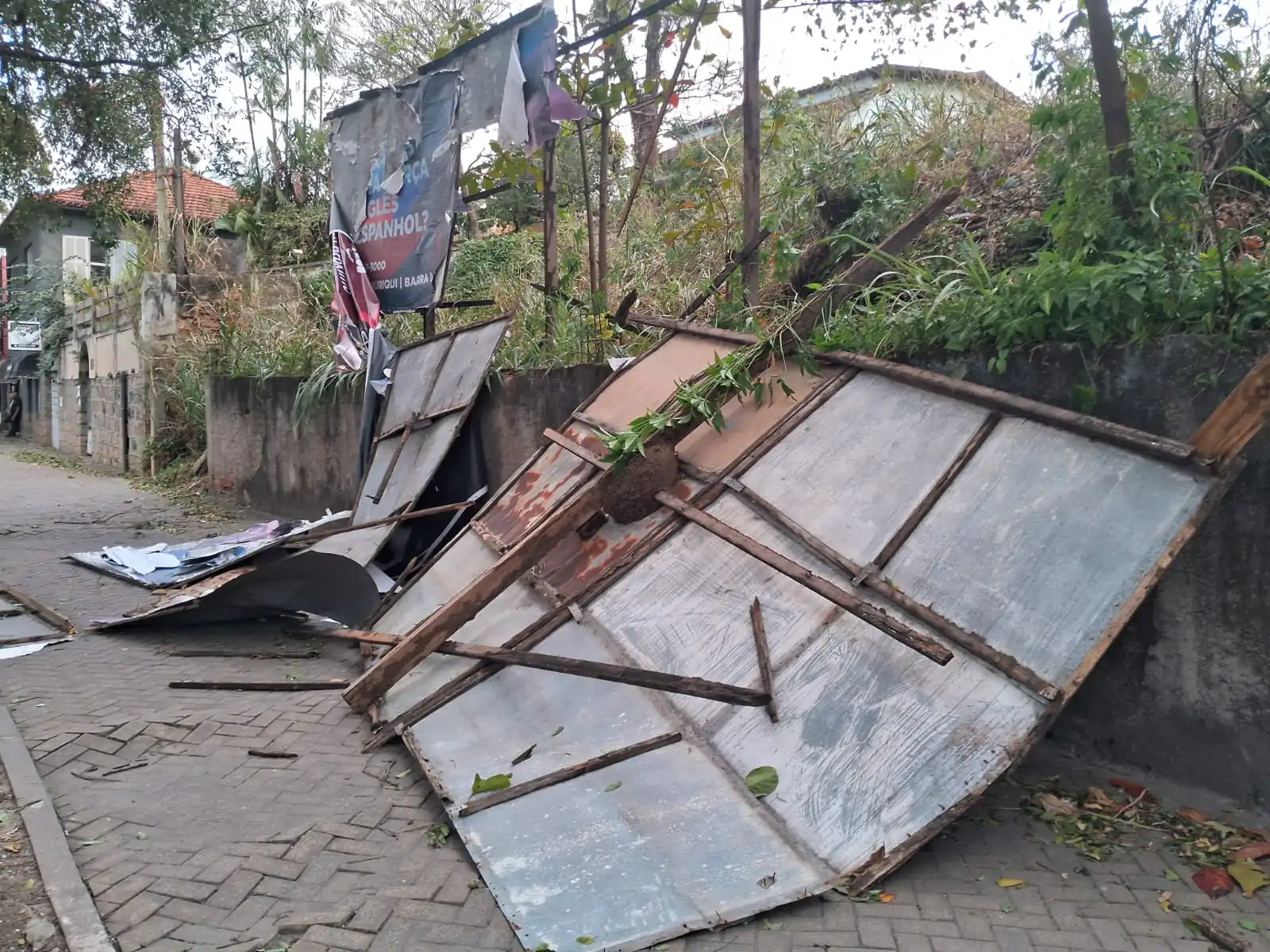 Ventos fortes e ventania causaram transtornos em diferentes bairros de Itaguaí, mobilizando equipes da Defesa Civil e deixando moradores em alerta.