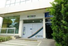 **Texto alternativo (alt):** Fachada do Instituto de Previdência Municipal de Itaguaí (ITAPREVI), com entrada principal em portas de vidro adesivadas com a identidade visual do instituto e da Prefeitura de Itaguaí. O prédio possui fachada envidraçada, rampa de acessibilidade à esquerda e árvores ao lado direito da entrada.
