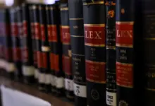 Livros numa estante