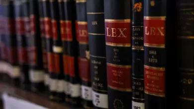 Livros numa estante