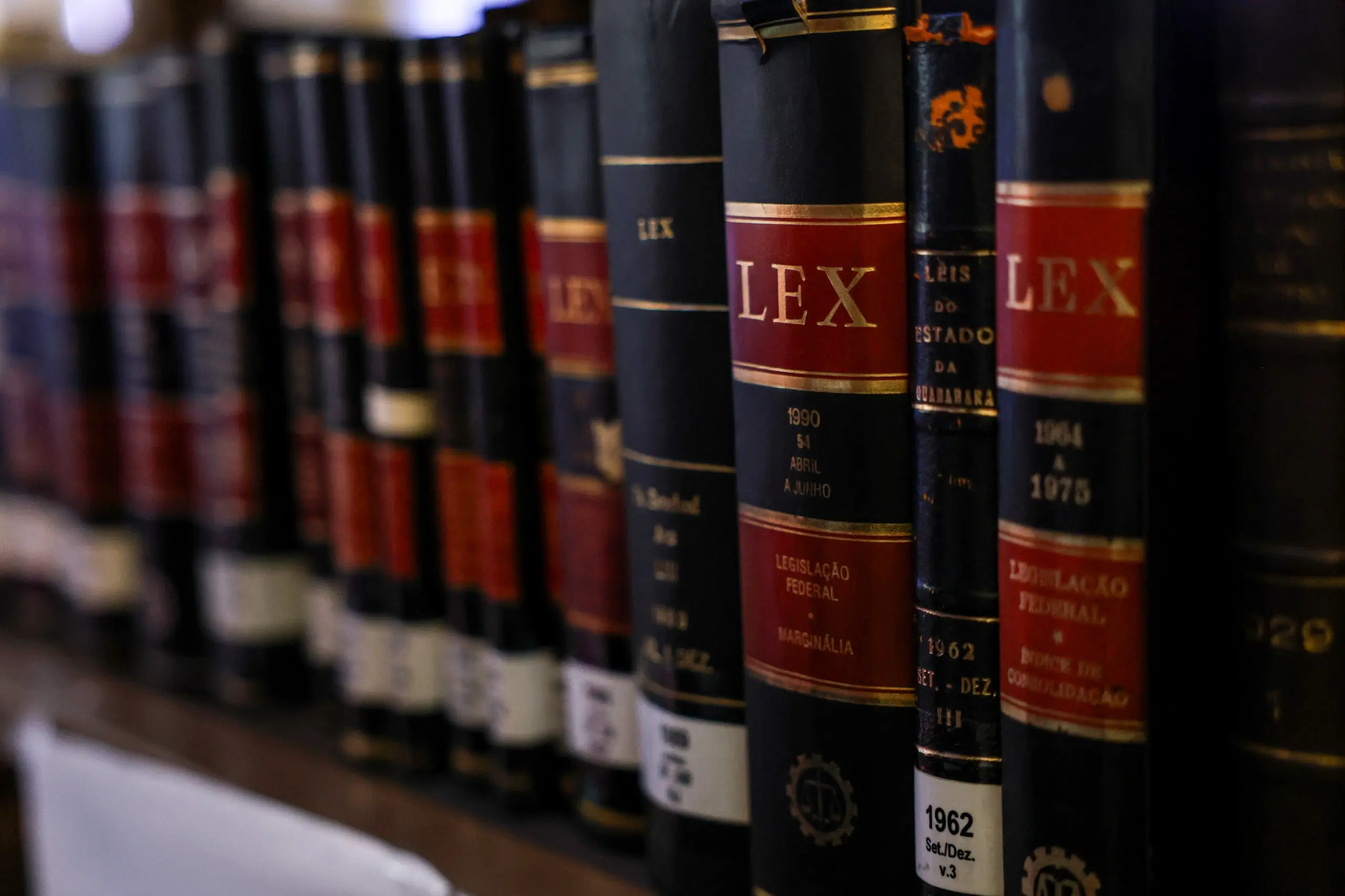 Livros numa estante