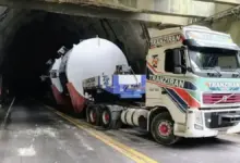 Caminhão fica entalado no túnel de Muriqui, na Rodovia Rio-Santos