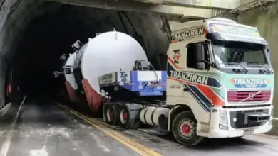 Caminhão fica entalado no túnel de Muriqui, na Rodovia Rio-Santos