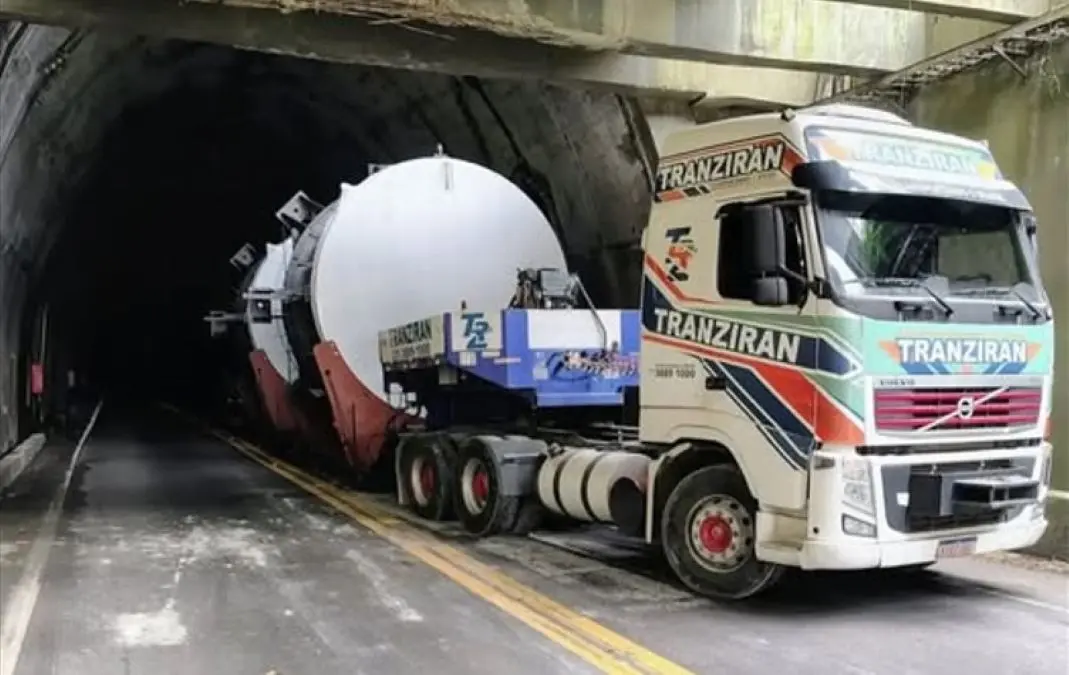Caminhão fica entalado no túnel de Muriqui, na Rodovia Rio-Santos