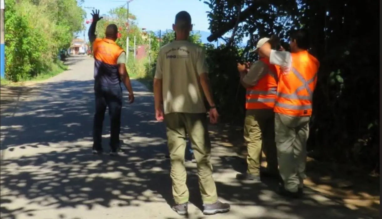 Equipe da Defesa Civil de Mangaratiba realiza vistoria técnica em árvores próximas à rede elétrica