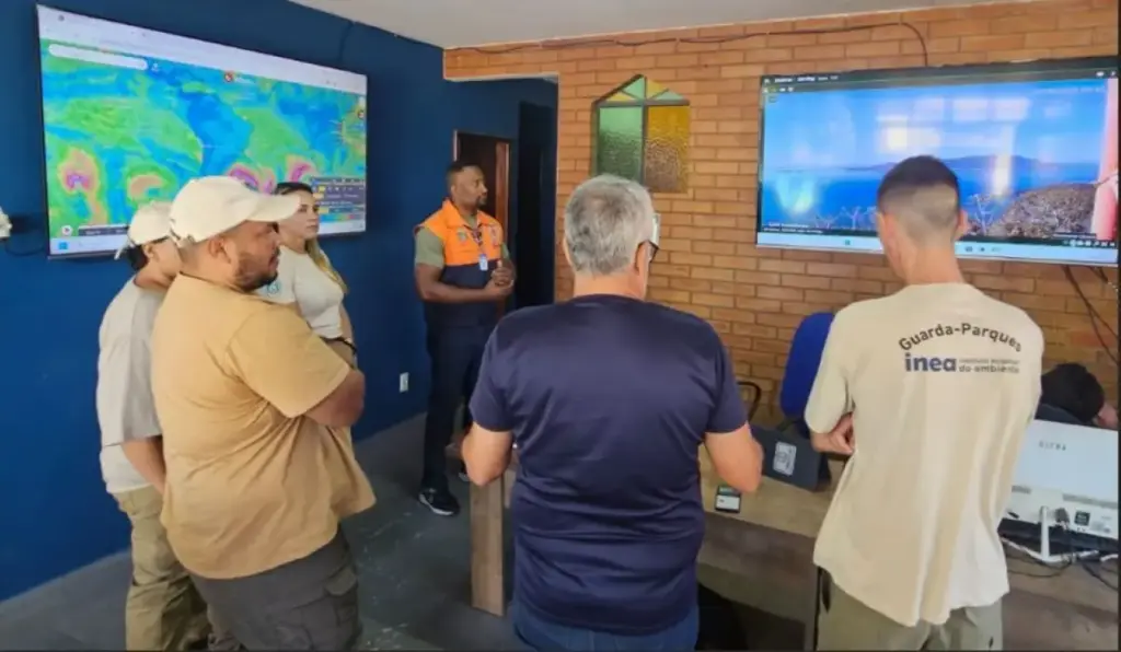 Integrantes da Defesa Civil e do Parque Cunhambebe