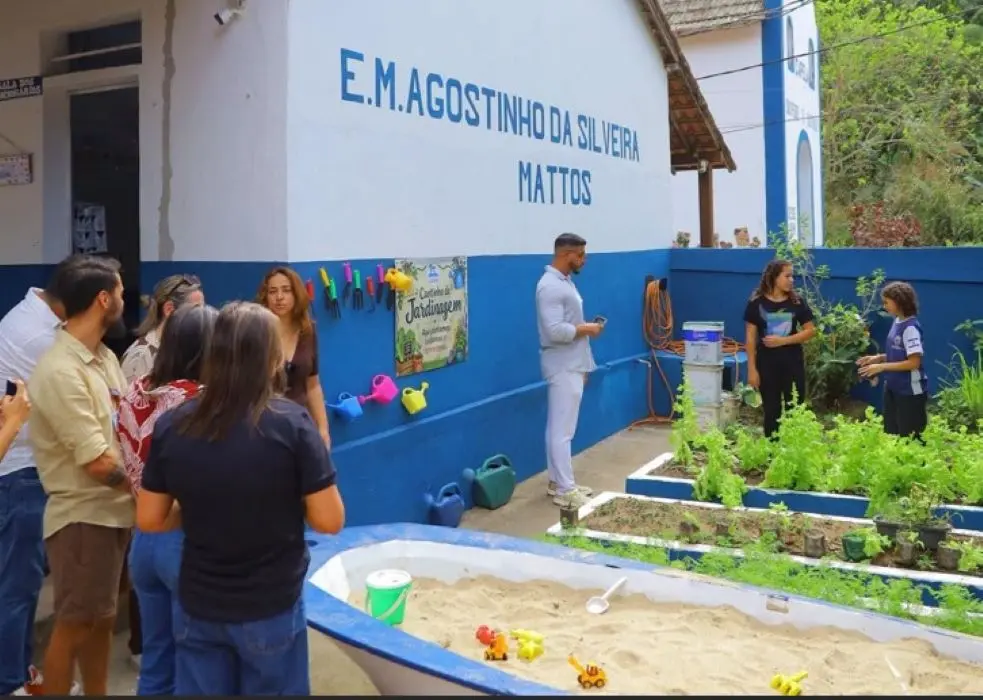 Comitiva conhece a horta da E.M. Agostinho da Silveira Mattos