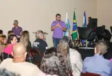 Prefeito Luiz Cláudio Ribeiro durante discurso