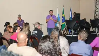 Prefeito Luiz Cláudio Ribeiro durante discurso