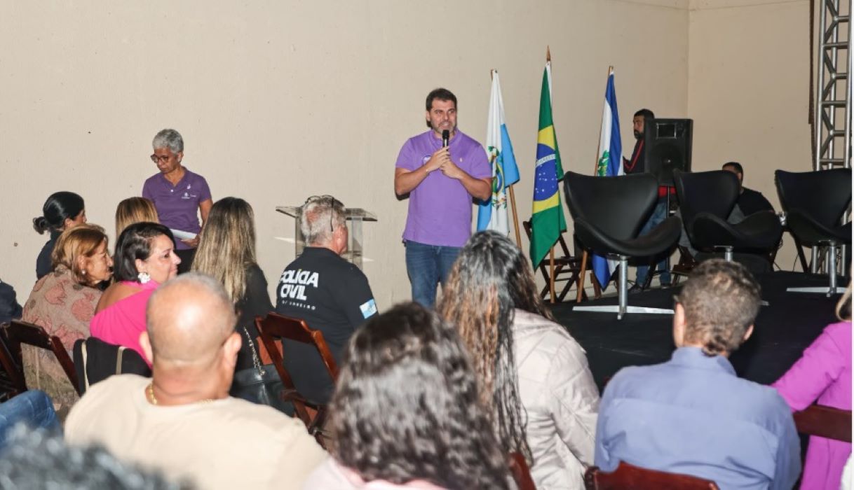 Prefeito Luiz Cláudio Ribeiro durante discurso