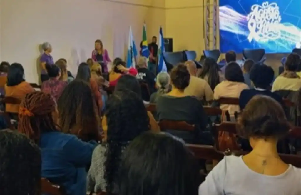 Público acompanha a programação do 2º Fórum Municipal de Enfrentamento à Violência contra a Mulher