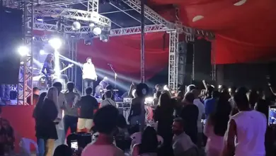 Público cantou junto com Guilherme Lemos e a banda Filhos da Revolução