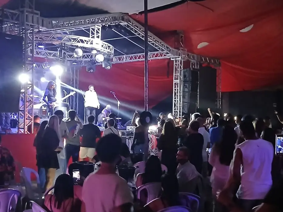 Público cantou junto com Guilherme Lemos e a banda Filhos da Revolução
