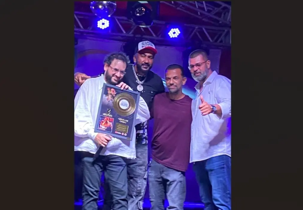 Guilherme Lemos recebeu um disco de ouro dos organizadores da festa