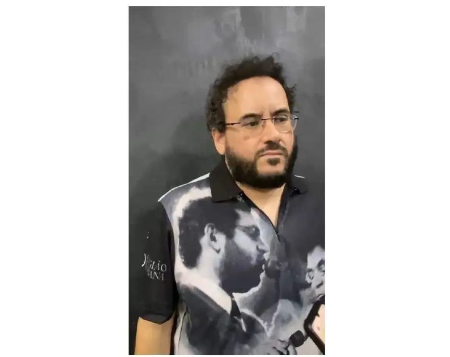 Guilherme Lemos, vocalista da banda Filhos da Revolução