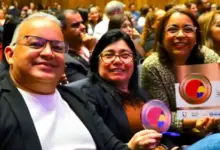 Secretário de Educação, Renato Delmiro, a subsecretária de Gestão Pedagógica, Eliane Maia, e a articuladora municipal do CNCA, Darquicineia Alves, exibem o Selo Bronze