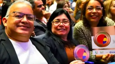 Secretário de Educação, Renato Delmiro, a subsecretária de Gestão Pedagógica, Eliane Maia, e a articuladora municipal do CNCA, Darquicineia Alves, exibem o Selo Bronze