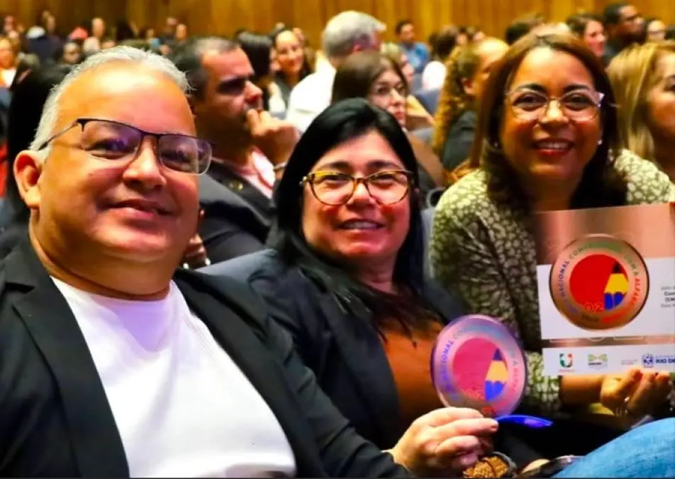 Secretário de Educação, Renato Delmiro, a subsecretária de Gestão Pedagógica, Eliane Maia, e a articuladora municipal do CNCA, Darquicineia Alves, exibem o Selo Bronze