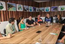 Prefeito de Mangaratiba durante reunião com demais participantes