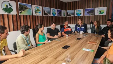 Prefeito de Mangaratiba durante reunião com demais participantes