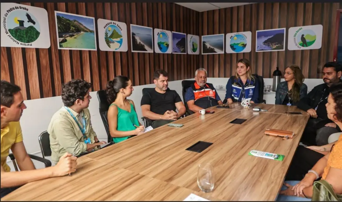 Prefeito de Mangaratiba durante reunião com demais participantes