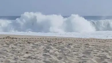 Onda quebrando na praia