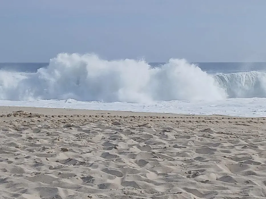 Onda quebrando na praia