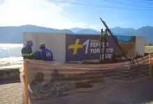Funcionários trabalham nas obras do Mirante da Praia do Saco