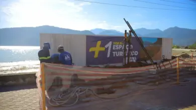 Funcionários trabalham nas obras do Mirante da Praia do Saco