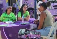 Atendimento do Ônibus Lilás reúne mulheres em Muriqui durante ação do Agosto Lilás