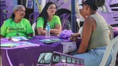 Atendimento do Ônibus Lilás reúne mulheres em Muriqui durante ação do Agosto Lilás