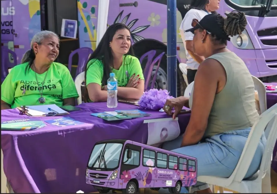 Atendimento do Ônibus Lilás reúne mulheres em Muriqui durante ação do Agosto Lilás