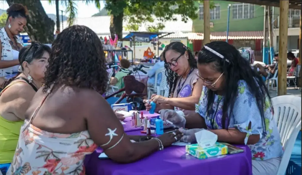 Serviço de manicure também fez parte da programação