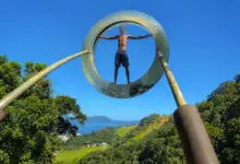 Homem dentro da escultura